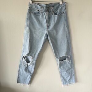 Light wash ripped Levi’s wedgie cropped Jean